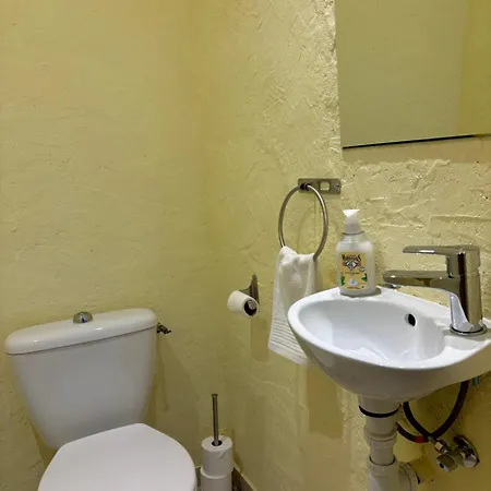 Renovated In Peaceful Town Near Med - Air Conditioning, Balcony בית נופש