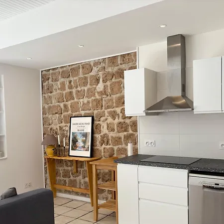 Renovated In Peaceful Town Near Med - Air Conditioning, Balcony Holiday home *