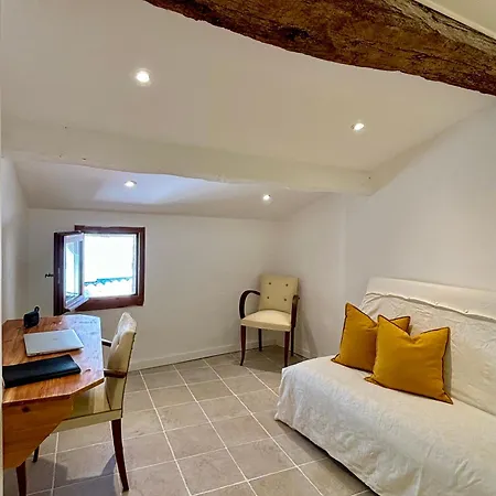 Renovated In Peaceful Town Near Med - Air Conditioning, Balcony Holiday home Pomerols
