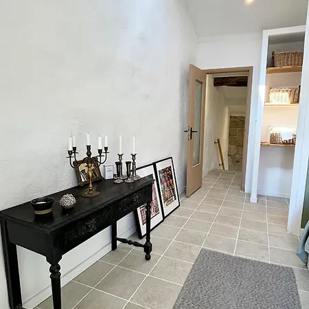 Renovated In Peaceful Town Near Med - Air Conditioning, Balcony
