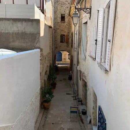 Renovated In Peaceful Town Near Med - Air Conditioning, Balcony