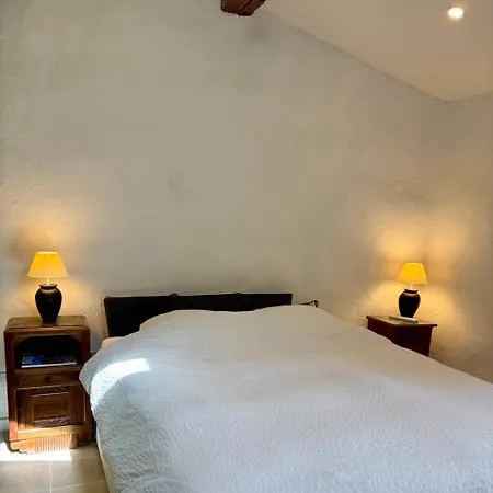 Renovated In Peaceful Town Near Med - Air Conditioning, Balcony