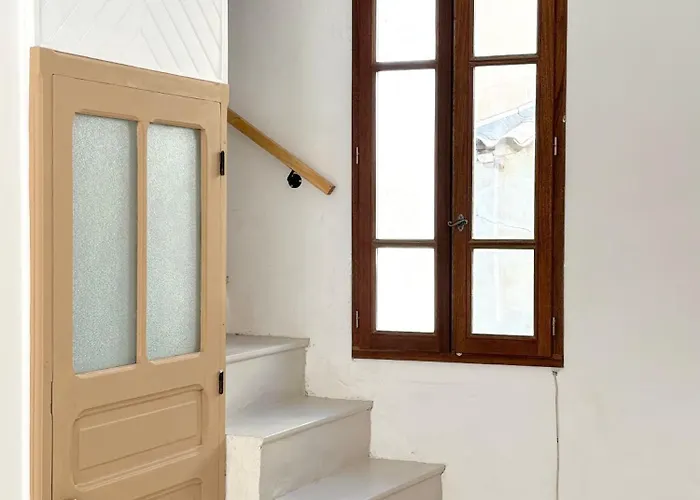 Renovated In Peaceful Town Near Med - Air Conditioning, Balcony *