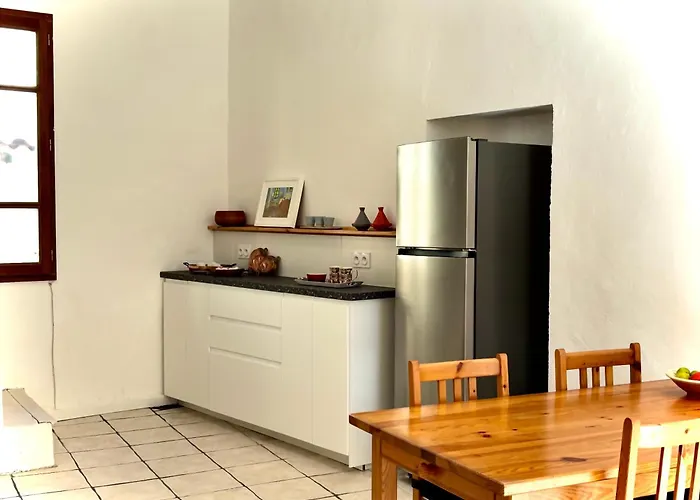 Renovated In Peaceful Town Near Med - Air Conditioning, Balcony *