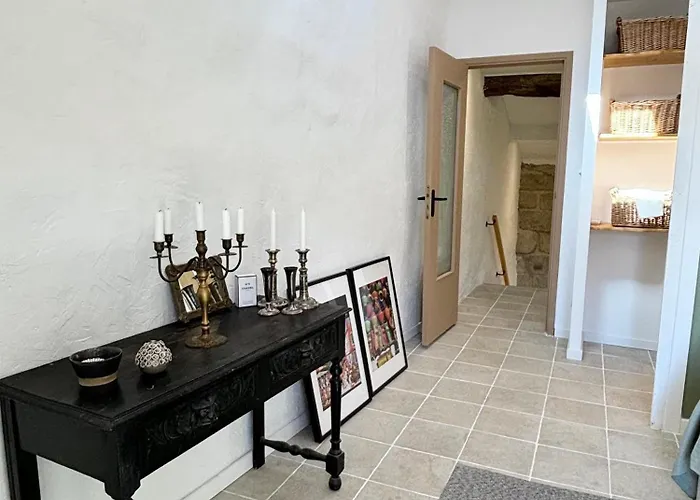 Renovated In Peaceful Town Near Med - Air Conditioning, Balcony