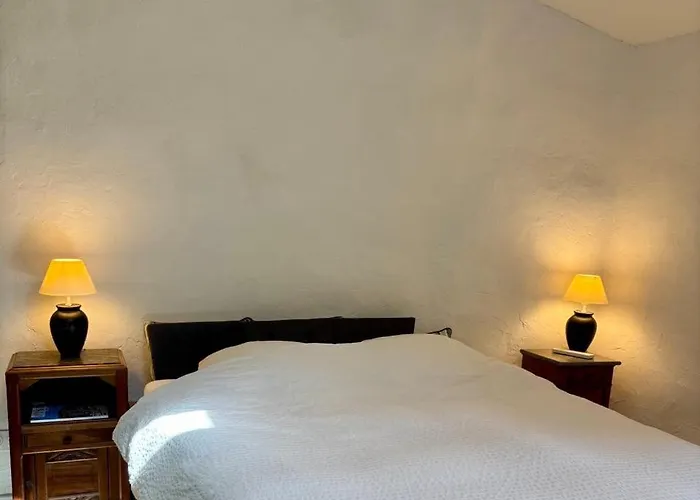 Renovated In Peaceful Town Near Med - Air Conditioning, Balcony